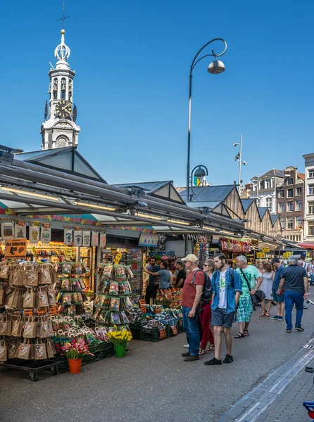 Amsterdam Maj 2018 Turist Jakt Efter Souvenirer Och Blommor Den — Stockfoto