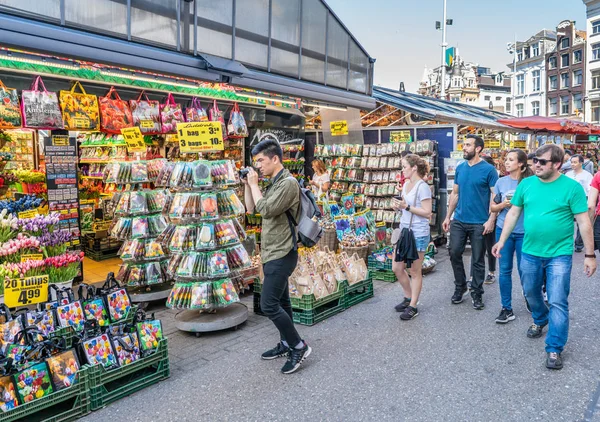 Amsterdam Mai 2018 Tourist Auf Der Suche Nach Souvenirs Und — Stockfoto