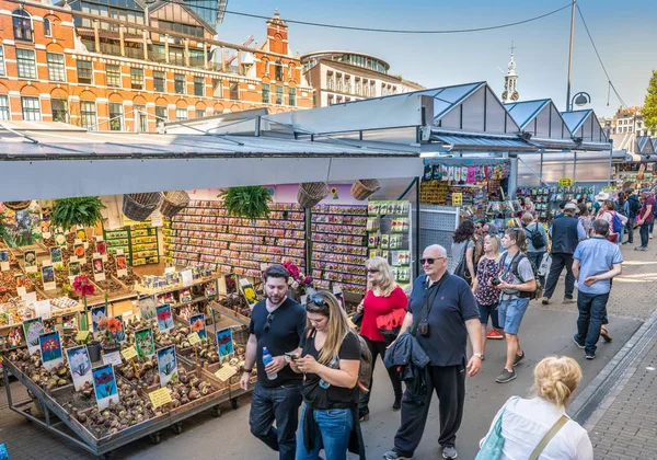 Amsterdam, 7 Mayıs 2018 - turistik Hatıra Eşyası ve çiçeklere turist en Singel kanal arama