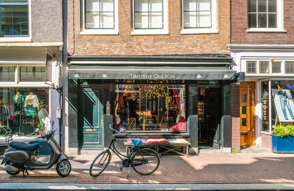 Amsterdam, 7 Mayıs 2018 - Huidenstraat, şehrin ortasındaki dokuz caddelerinden biri dükkanında küçük aksesuarlar