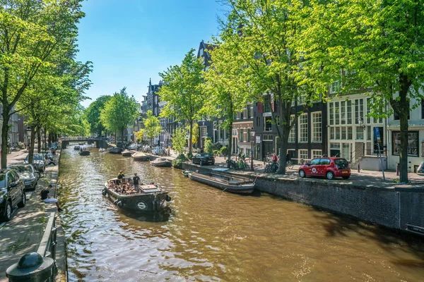 Амстердам Мая 2018 Prinsengracht Маленькими Лодками Плавающими Нем Солнечный День — стоковое фото