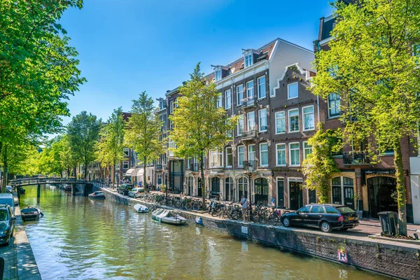 Амстердам Мая 2018 Looiersgracht Back Locals Drinking Terrace Sunny Day — стоковое фото