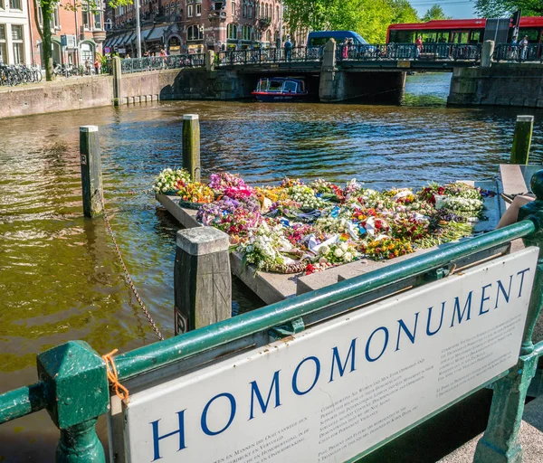 Amsterdam, 7 Mayıs 2018 - eşcinsel Anıtı çiçekler gün güneşli bir öğleden sonra liberationday sonra ile Keizersgracht (homomonument)