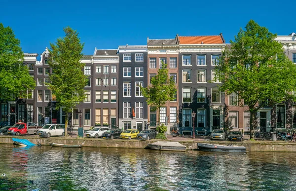 Амстердам Мая 2018 Keizersgracht Tourist Sitting Bench Traditional Buildings Sunny — стоковое фото