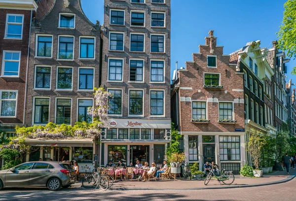 Amsterdam, 7 Mayıs 2018 - yerli halk ve turistler Noordermakrt şehrin eski kesiminde bir terasta bir içkinin tadını