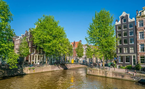 Амстердам Мая 2018 Года Старый Мост Пересекающий Бруверсграхт Традиционными Домами — стоковое фото