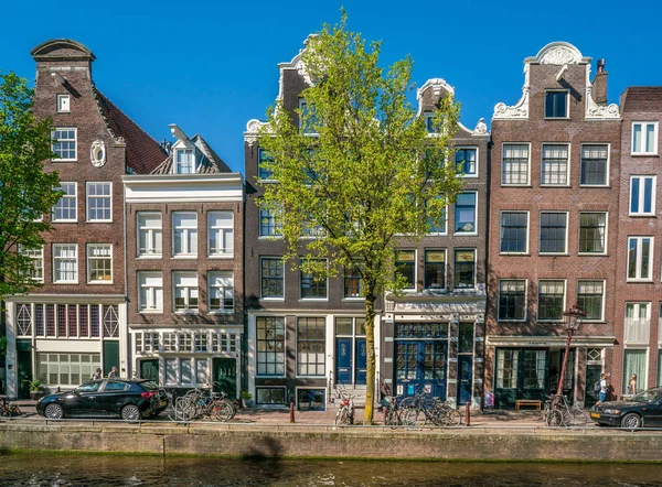 Amsterdam, 7 Mayıs 2018 - Brouwersgracht geleneksel evleri ve göçebe Turizm ile