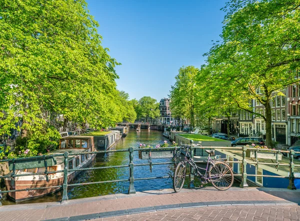 Amsterdam, 7 Mayıs 2018 - Brouwersgracht geleneksel evleri ve yüzen evler ile