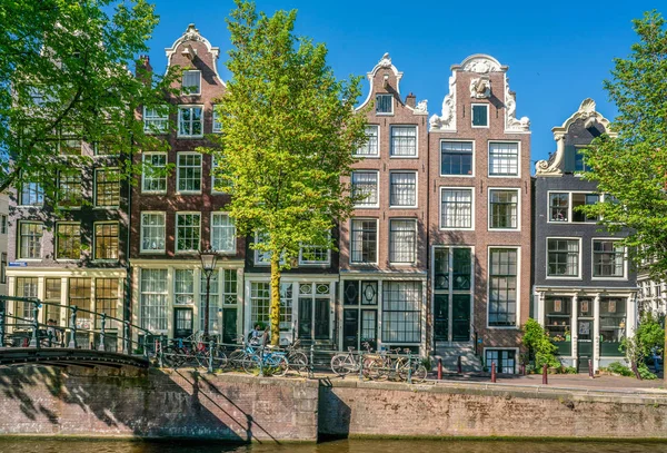 Amsterdam, 7 Mayıs 2018 - Brouwersgracht geleneksel evleri ve yaya köprüsü ile