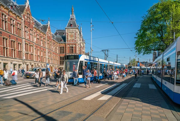 Amsterdam Mayıs 2018 Turist Bir Tramvay Bırakarak Amsterdam Merkez Tren — Stok fotoğraf
