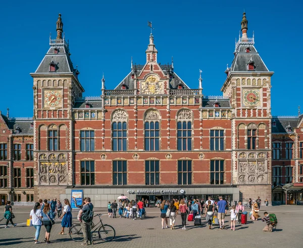 Amsterdam Mei 2018 Toeristen Locals Lopen Naar Het Centraal Station — Stockfoto