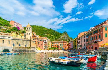 Cinque Terre, İtalya - 1 Temmuz 2020 - Güneşli bir Corona gününde İtalya 'nın Medeteranian kıyısındaki Cinque Terre kasabalarından biri olan Corona' ya bağlı çok sessiz bir köy olan Vernazza 'nın genel görünümü