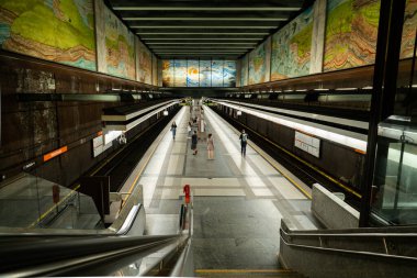 Viyana, Avusturya - 23 Haziran 2020 - Corona zamanında şehir merkezinde bir metro istasyonunun (halk tiyatrosu) içi