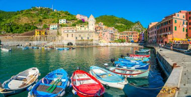 Cinque Terre, İtalya - 1 Temmuz 2020 - Güneşli bir Corona gününde İtalya 'nın Medeteranian kıyısındaki Cinque Terre kasabalarından biri olan Corona' ya bağlı çok sessiz bir köy olan Vernazza 'nın genel görünümü