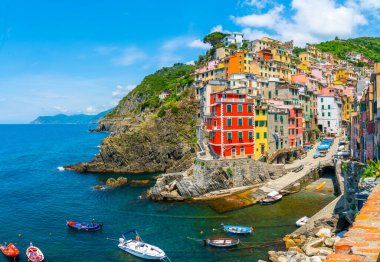 Cinque Terre, İtalya - 1 Temmuz 2020 - İtalya 'nın güneşli bir Corona gününde İtalya' nın Medeteranian kıyısındaki Cinque Terre kasabalarından biri olan Corona 'ya bağlı çok sessiz bir meydanı olan Riomaggiore köyünün genel görünümü