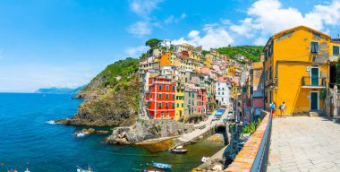 Cinque Terre, İtalya - 1 Temmuz 2020 - İtalya 'nın güneşli bir Corona gününde İtalya' nın Medeteranian kıyısındaki Cinque Terre kasabalarından biri olan Corona 'ya bağlı çok sessiz bir meydanı olan Riomaggiore köyünün genel görünümü
