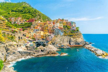 Cinque Terre, İtalya - 1 Temmuz 2020 - İtalya 'nın Medeteranian sahilinde güneşli bir Corona gününde bulunan ve Cinque Terre olarak bilinen Corona' ya bağlı çok sessiz bir köy olan Manarola 'nın genel görünümü