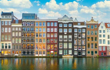 Amsterdam, Hollanda, 4 Mayıs 2019: Amsterdam 'da Rokin' deki otantik kanal evleri sırası