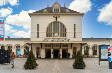 Leeuwarden, Hollanda - 14 Nisan 2018 - Leeuwarden tren istasyonuna girip çıkan gezginler
