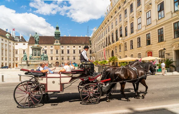 Вена Австрия Июня 2020 Года Туристы Ездят Верхом Лошадях Замку — стоковое фото