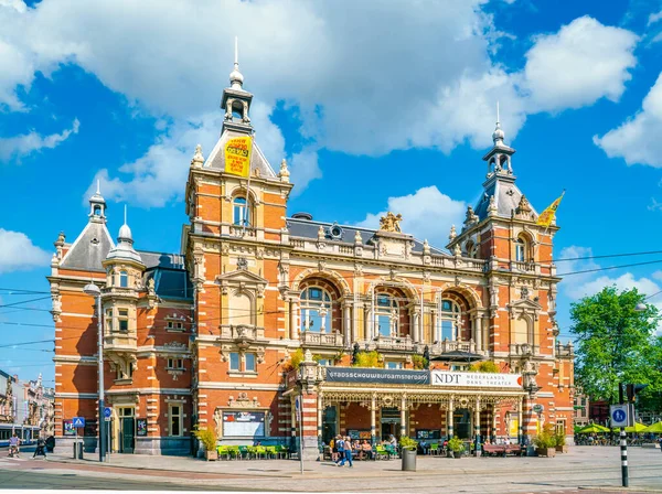 Amsterdam, Hollanda - 27 Mayıs 2018 - Amsterdam Leidsplein 'de şehir tiyatrosundan (stads schouwburg) geçen turistler