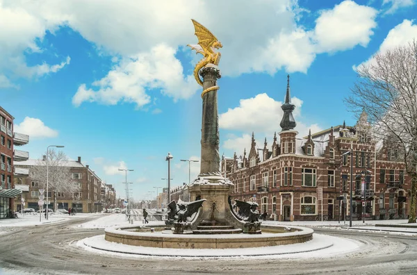 Den Bosch, Hollanda, 10 Aralık 2017: İnsanlar Oranje Nassaulaan 'daki tren istasyonunun önündeki çeşmeden geçiyorlar.