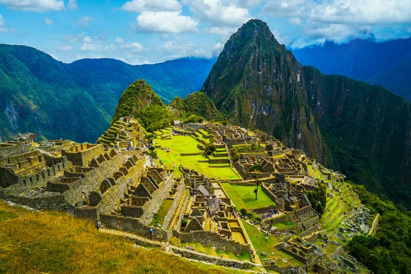 Machu Pichu, Peru - Januari 2020 - Peru 'daki Machu Pichu' nun ünlü İnka kalıntılarını ziyaret eden turistler
