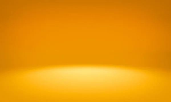 Açık renk fotoğraf stüdyosu, açık sarı arkaplan.