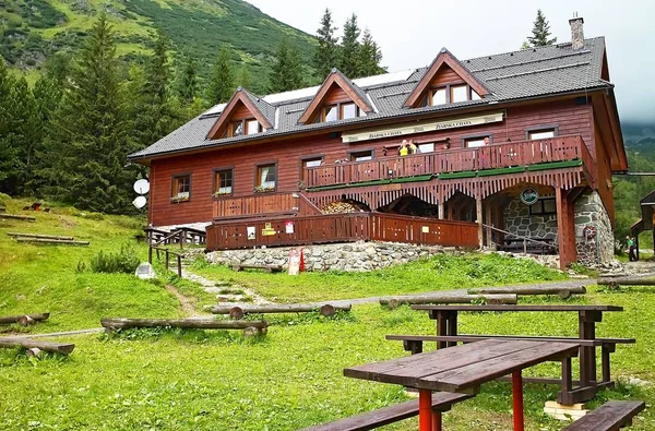 Casa de campo Ziarska en el valle del valle de Ziarska. Paisaje del oeste de Tatras en Eslovaquia . — Foto de Stock