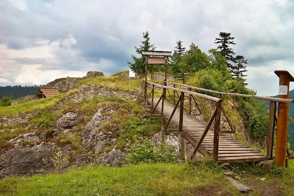 Liptov kale kalıntıları çevresinde. Güzel Slovakya.