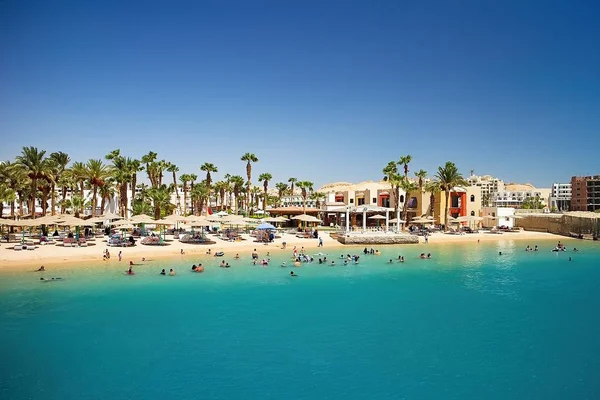 Strand bij de rode zee in het Egyptische Hurghada. — Stockfoto