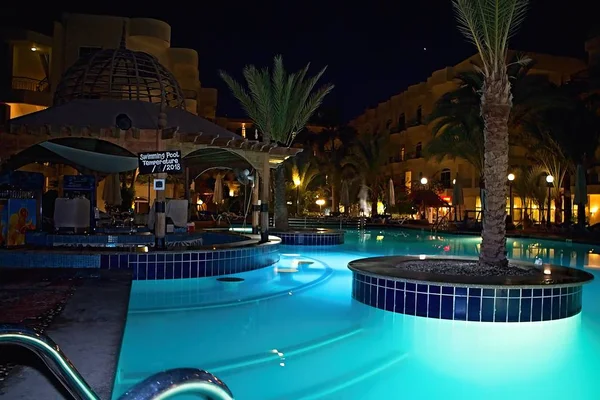 Night view of the clean pool in the Egyptian resort. — Stock Photo, Image