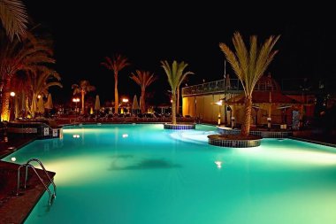 Mısır Hurghada'da tipik holiday resort gece adlı.