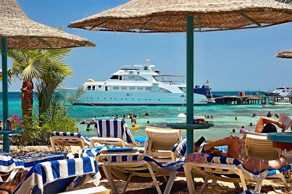 Grande praia ao fundo com um barco para férias de verão no Mar Vermelho em Hurghada . — Fotografia de Stock