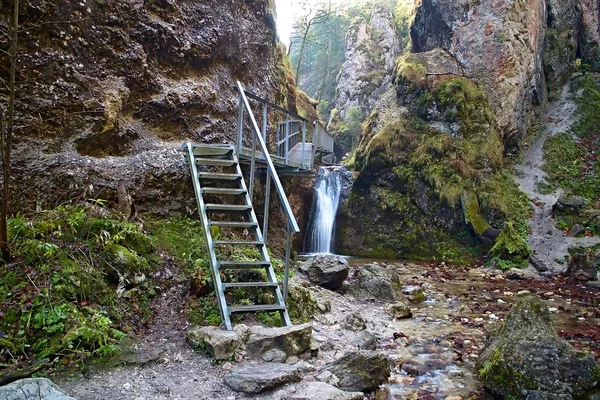 Janosikove diery - een beroemde toeristische bestemming in Slowakije. Veel watervallen, banken, kettingen, stenen en steile kliffen. — Stockfoto