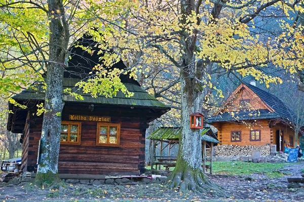 Yazlık Podziar - kavşak, takas, alt ve üst deliği altında eyer Vrchpodziar eski pastoral dağ arasında Dier Deresi'nin vadisinde yakınındaki.