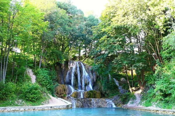 Щасливий водоспад, село з відомими SPA, травертинними полями і незамінними . — стокове фото