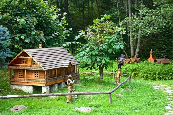 Il modello di casa in legno nel museo all'aperto Vydrovo in Slovacchia . — Foto Stock