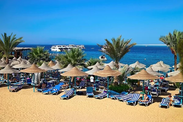 Playa soleada en Egipto con un fondo del Mar Rojo y un barco flotante . —  Fotos de Stock