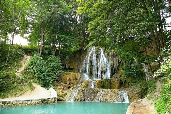 Cascada de la suerte, un pueblo con SPA bien conocido, campos de travertino e indispensable . — Foto de Stock