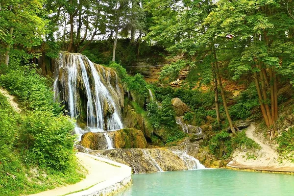 Cascada de la suerte, un pueblo con SPA bien conocido, campos de travertino e indispensable . — Foto de Stock