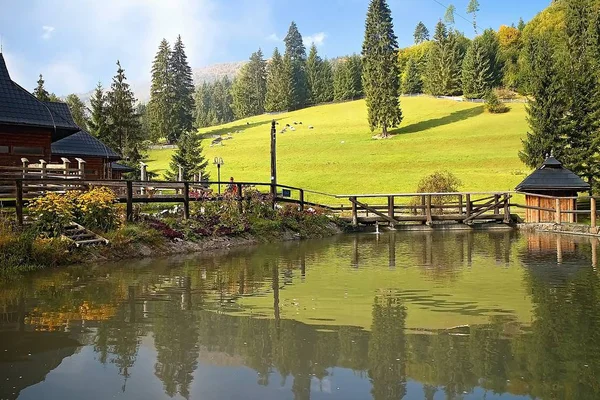 Ruzomberok - Valle de Cutkovska: Encantando la entrada al valle de Cutkovska. Centro turístico, tradiciones originales, lugar de relajación y pequeño estanque —  Fotos de Stock