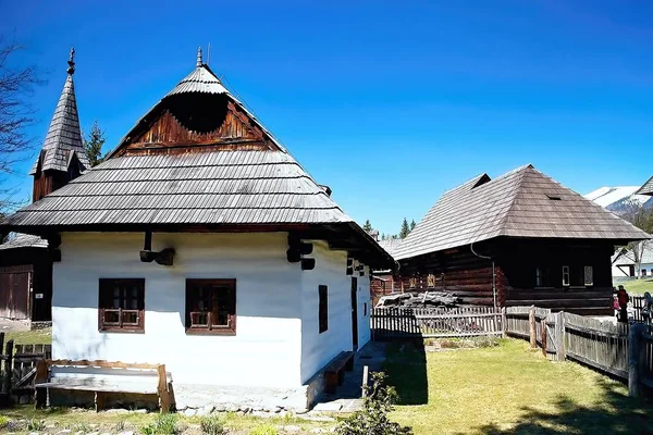 Typisch uitzicht op houten historische huizen in het Museum van Liptov dorp-openluchtmuseum Pribylina. — Stockfoto