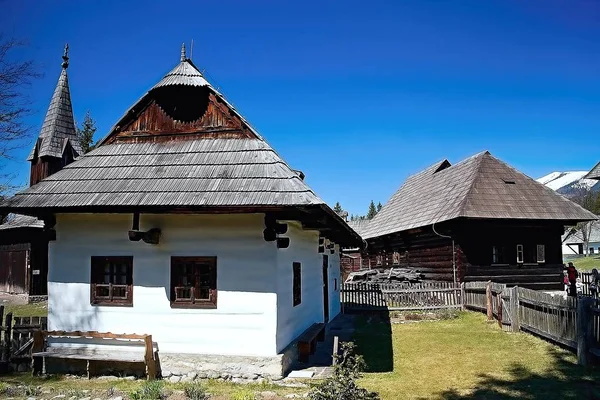 Typisch uitzicht op houten historische huizen in het Museum van Liptov dorp-openluchtmuseum Pribylina. — Stockfoto