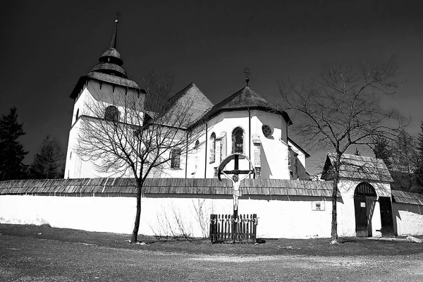 Jungfru Mariakyrkan från Liptovská Mara-Museum i Liptov Village-friluftsmuseum i Pribylina. — Stockfoto