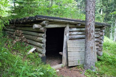 Kültürel - tarihi anıt: Liptov Ilanovska vadisinde Besna yerel partizan victualling avlusunda.