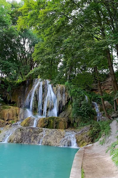 Cascada Lucky cerca de la aldea de Liptov Lucky. A menudo visitado atracción de la hermosa parte de Eslovaquia . — Foto de Stock
