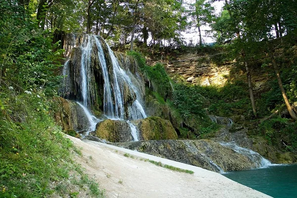 Cascada de la suerte, un pueblo con SPA bien conocido, campos de travertino e indispensable . — Foto de Stock