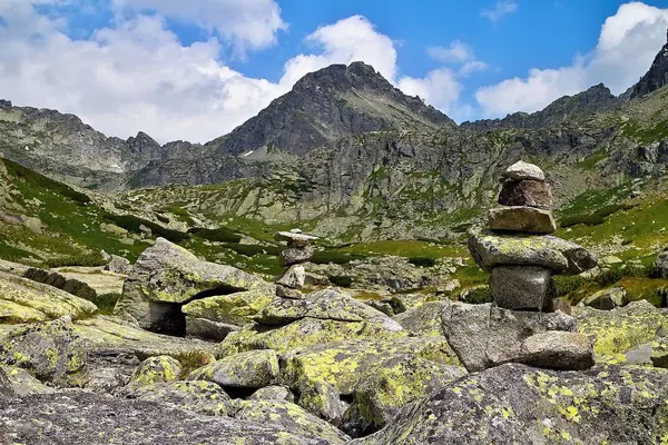 Stenstatyer byggda i dalen nedanför Strbsky Peak nära sjön ovanför vattenfallet Skok. — Stockfoto