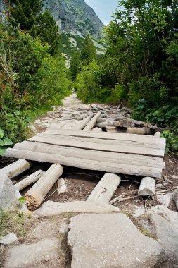 Skok Şelalesi tırmanırken engelleri dolu bir yürüyüş yolu.